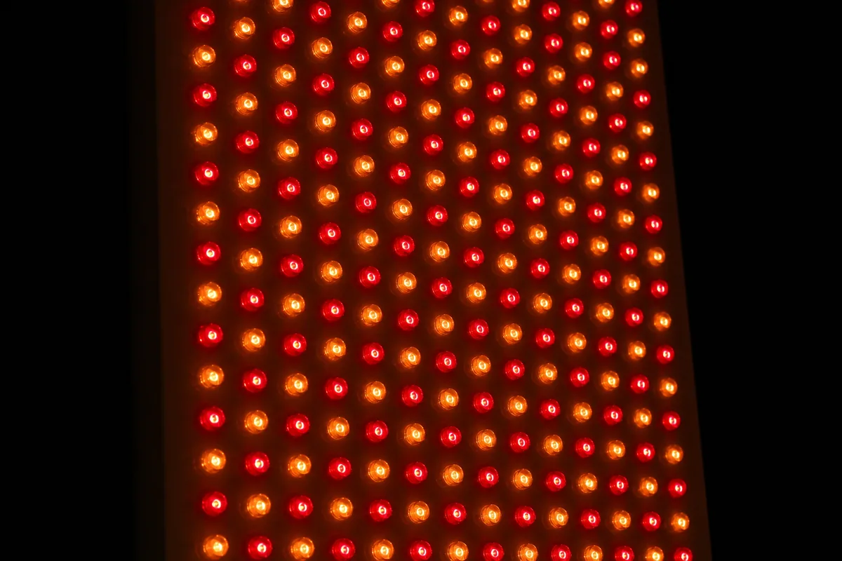 Panneau LED ambré allumé dans une pièce sombre, vue rapprochée des diodes