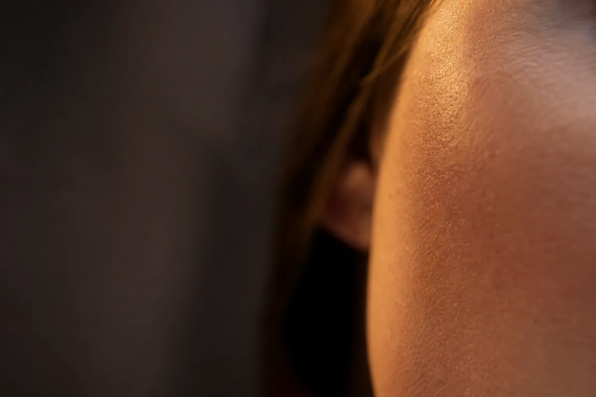 Luminothérapie visage taches brunes : ce que la LED change vraiment