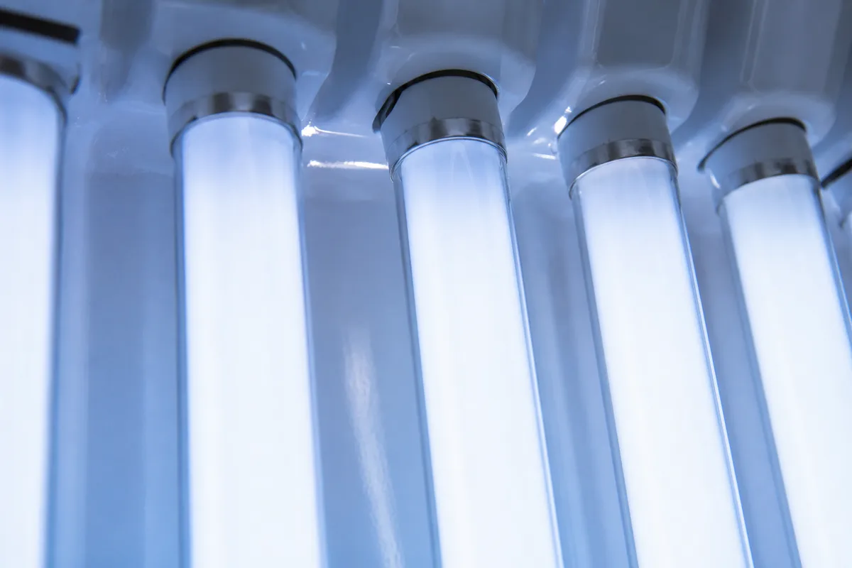 Cabine de photothérapie verticale dans une salle de soins dermatologiques